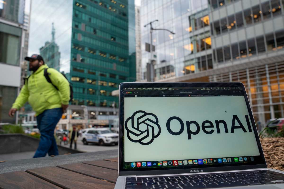 AME598. NUEVA YORK (ESTADOS UNIDOS), 22/10/2025.- Fotografía de un computador con el logo de OpenAI este miércoles, en Nueva York (Estados Unidos). La empresa de inteligencia artificial (IA) OpenAI está poniendo toda la carne en el asador para convertirse en el próximo gigante tecnológico, y en apenas un mes ha lanzado: un nuevo navegador y una red social solo para contenido IA y ha convertido a su popular ChatGPT en una superaplicación en la que se puede acceder a Spotify. EFE/ Angel Colmenares