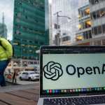 AME598. NUEVA YORK (ESTADOS UNIDOS), 22/10/2025.- Fotografía de un computador con el logo de OpenAI este miércoles, en Nueva York (Estados Unidos). La empresa de inteligencia artificial (IA) OpenAI está poniendo toda la carne en el asador para convertirse en el próximo gigante tecnológico, y en apenas un mes ha lanzado: un nuevo navegador y una red social solo para contenido IA y ha convertido a su popular ChatGPT en una superaplicación en la que se puede acceder a Spotify. EFE/ Angel Colmenares