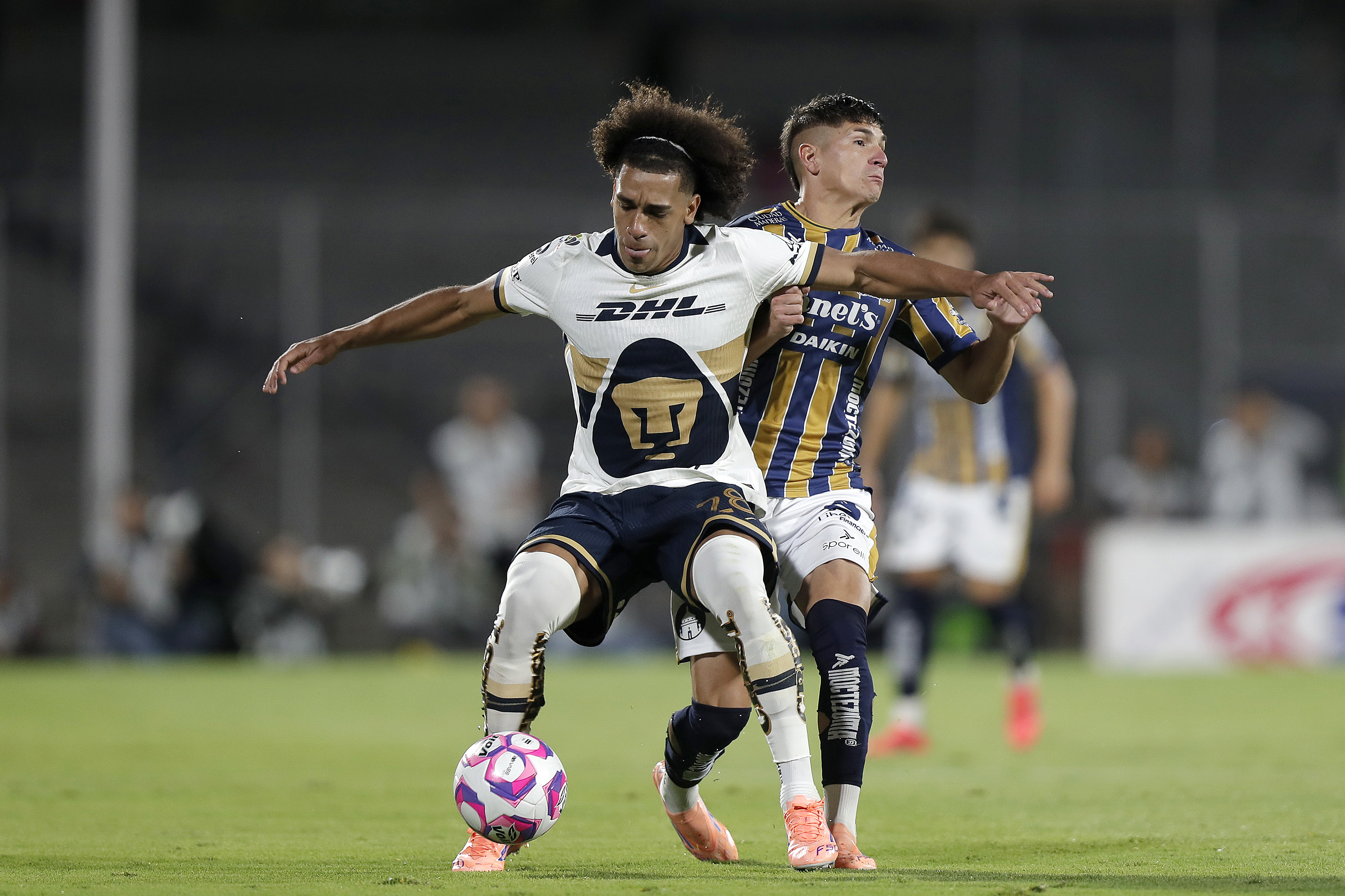 Cruz Azul pedirá al inhabilitación por dura entrada de Adalberto Carrasquilla contra el portero Kevin Mier