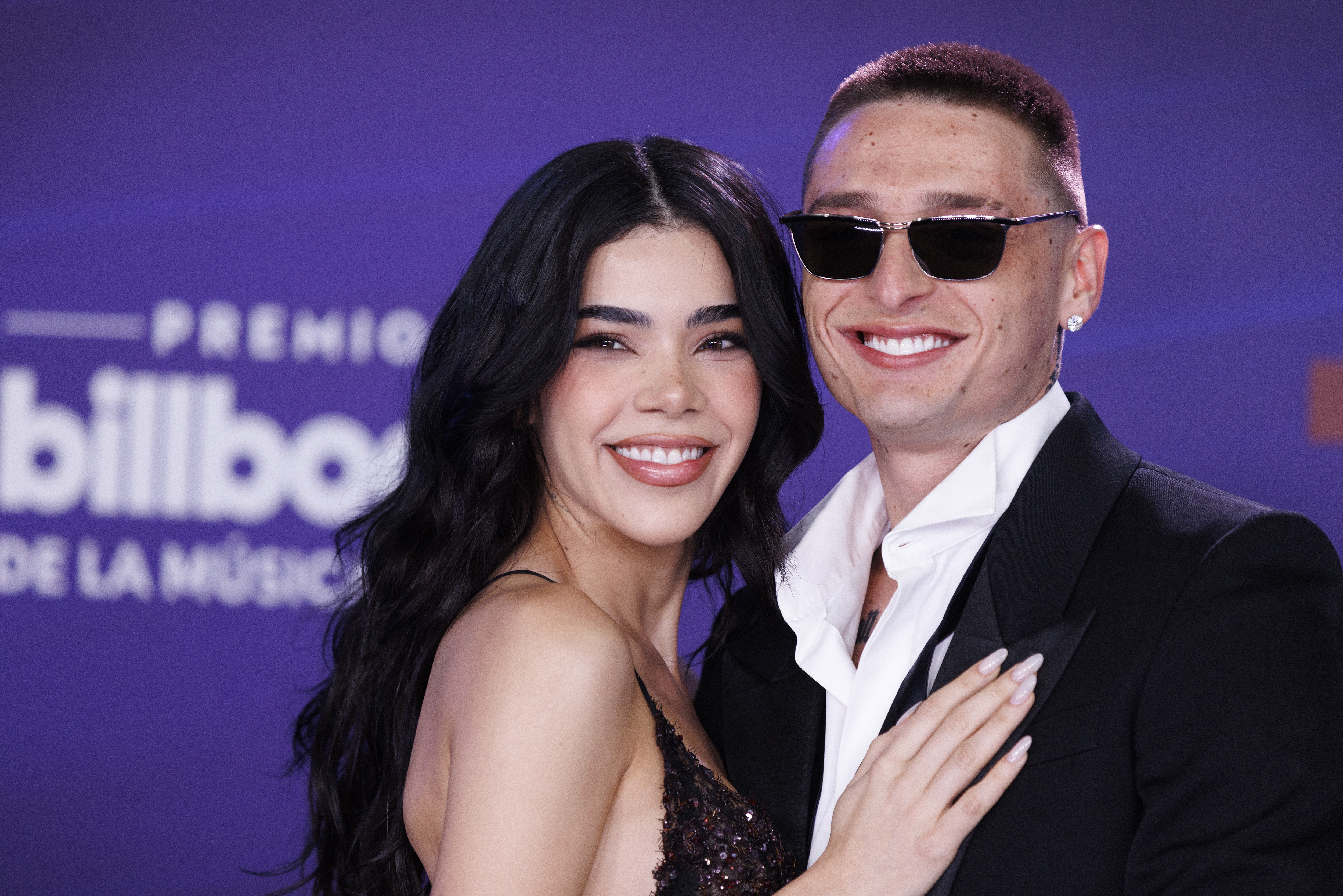 Kenia Os (izquierda) y Peso Pluma llegan a la alfombra roja de los premios Billboard de la Música Latina 2025. (Foto Prensa Libre: EFE)