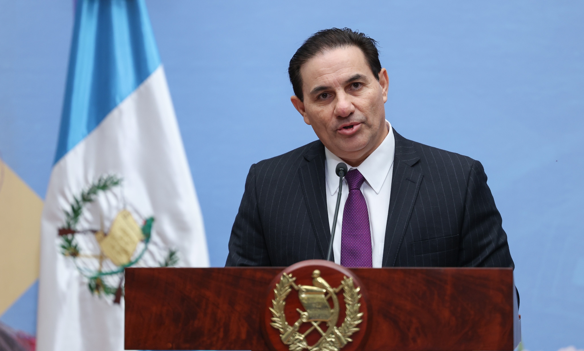 AME1183. CIUDAD DE GUATEMALA (GUATEMALA), 24/10/2025.- El nuevo ministro de Gobernación (Interior), Marco Antonio Villeda, habla en una rueda de prensa este viernes, en el Palacio Nacional de la Cultura, en Ciudad de Guatemala (Guatemala). El Gobierno de Guatemala anunció que pedirá el apoyo de la Oficina Federal de Investigaciones (FBI, por sus siglas en inglés) de Estados Unidos para la búsqueda y captura de 16 pandilleros que permanecen prófugos tras escapar de una cárcel de máxima seguridad, hecho por que el fue renovado el Gabinete de Seguridad del país centroamericano. EFE/ Mariano Macz