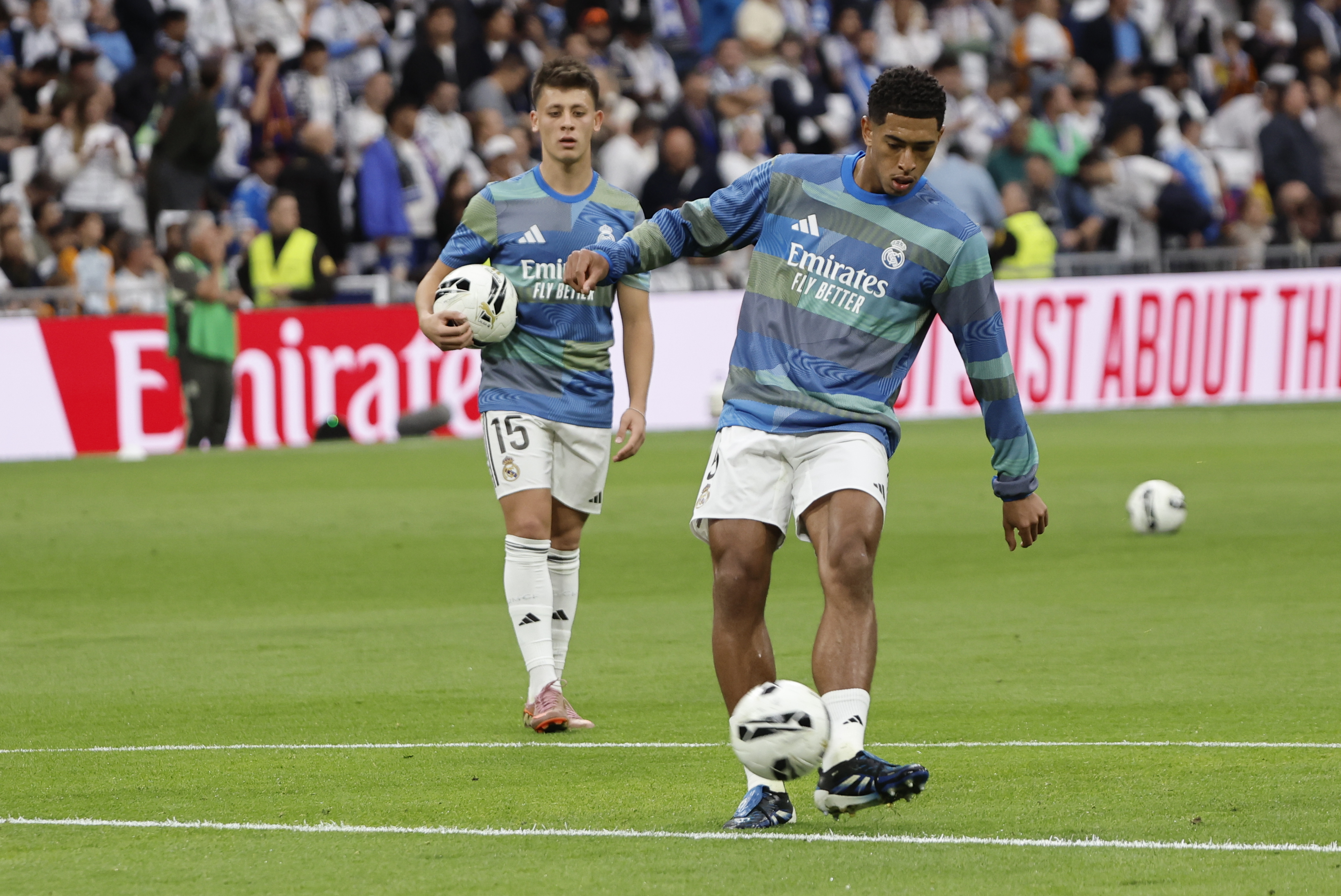 MADRID, 26/10/2025.- El delantero del Real Madrid Jude Bellingham , durante el calentamiento previo al partido de la décima jornada de LaLiga EA Sports, que Real Madrid y FC Barcelona disputan este domingo en el estadio Santiago Bernabéu. EFE/ Sergio Pérez