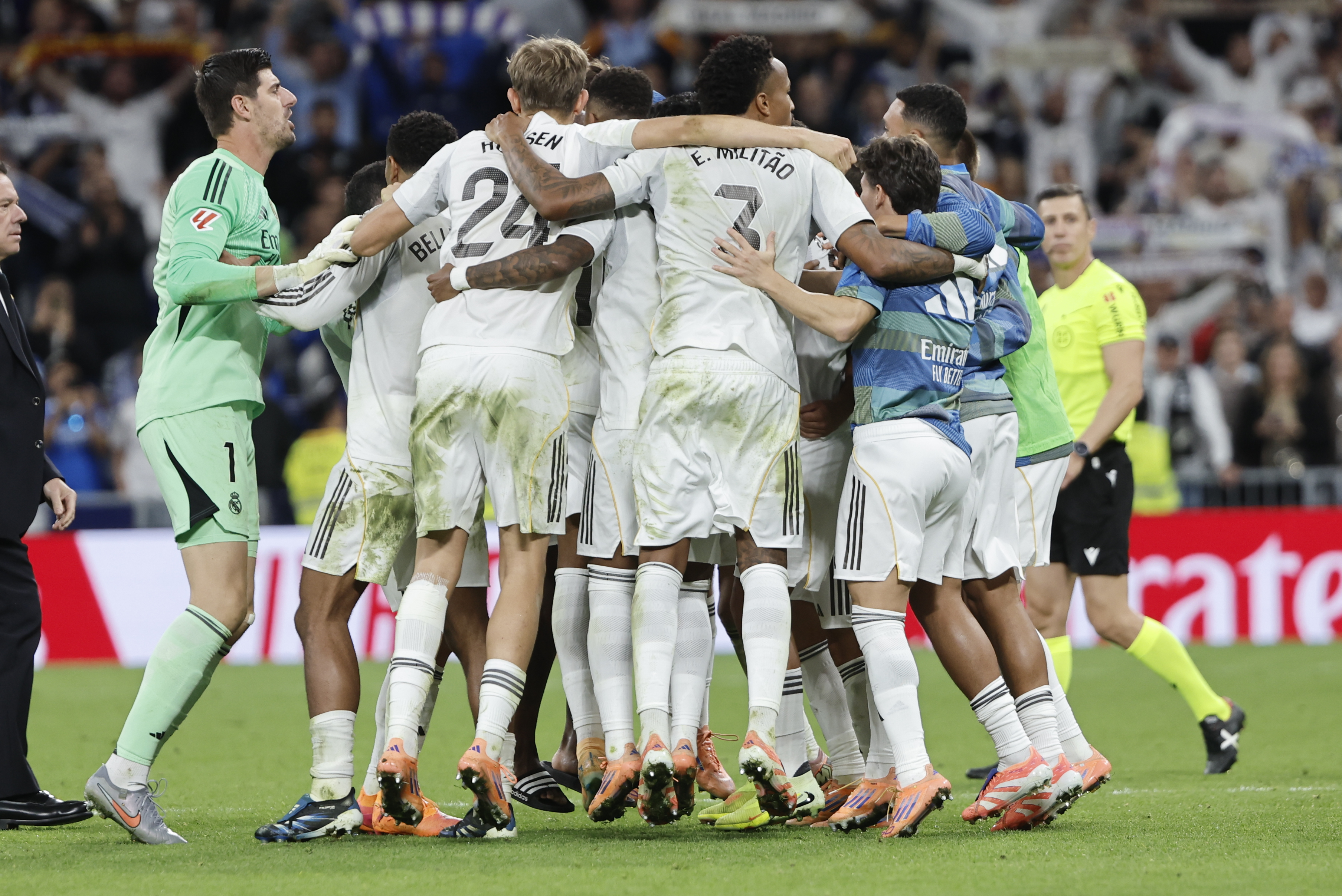El Real Madrid golea al Valencia 4-0 y consolida su liderato en LaLiga