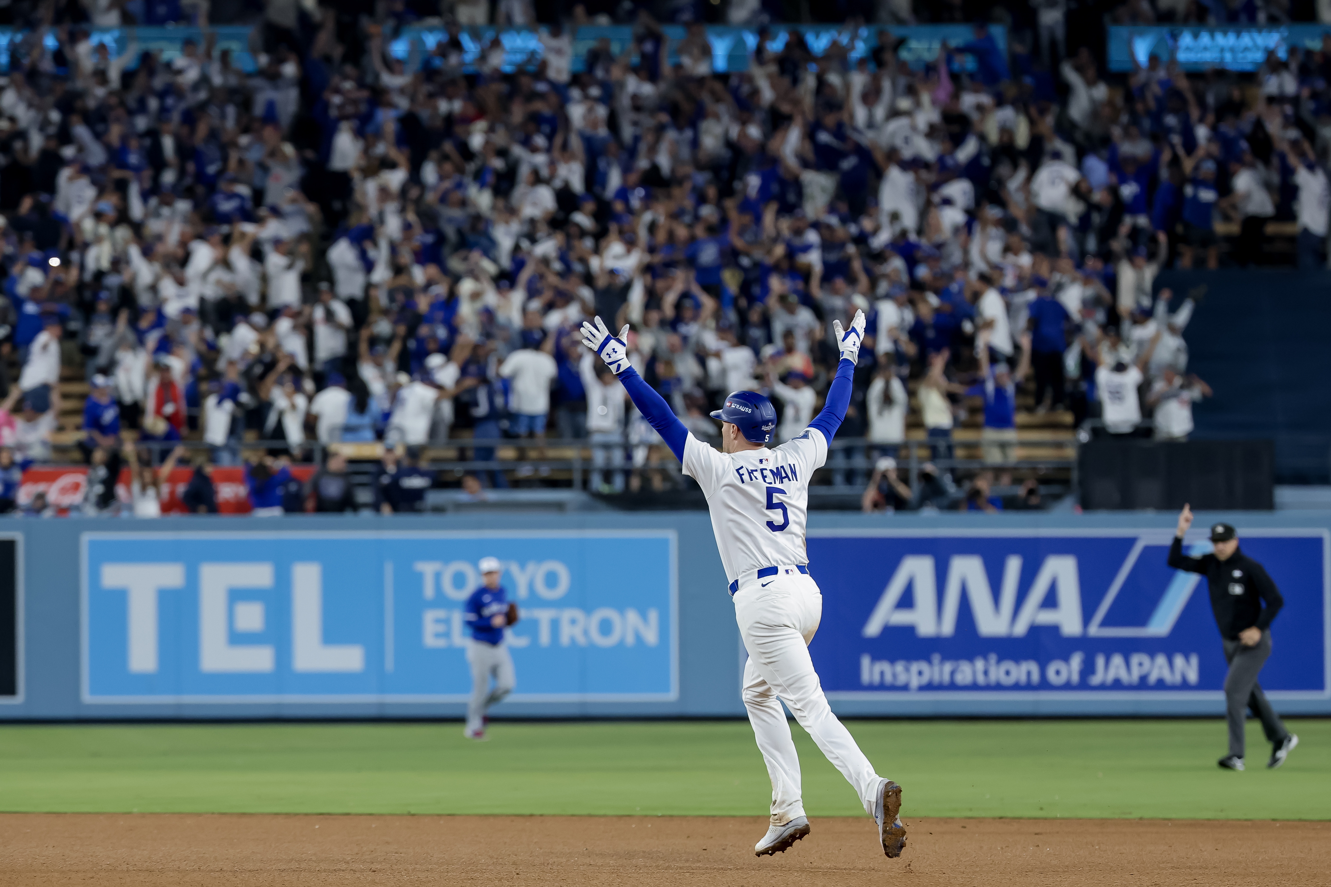 Freeman define en la 18ª entrada y Dodgers toman ventaja en la Serie Mundial