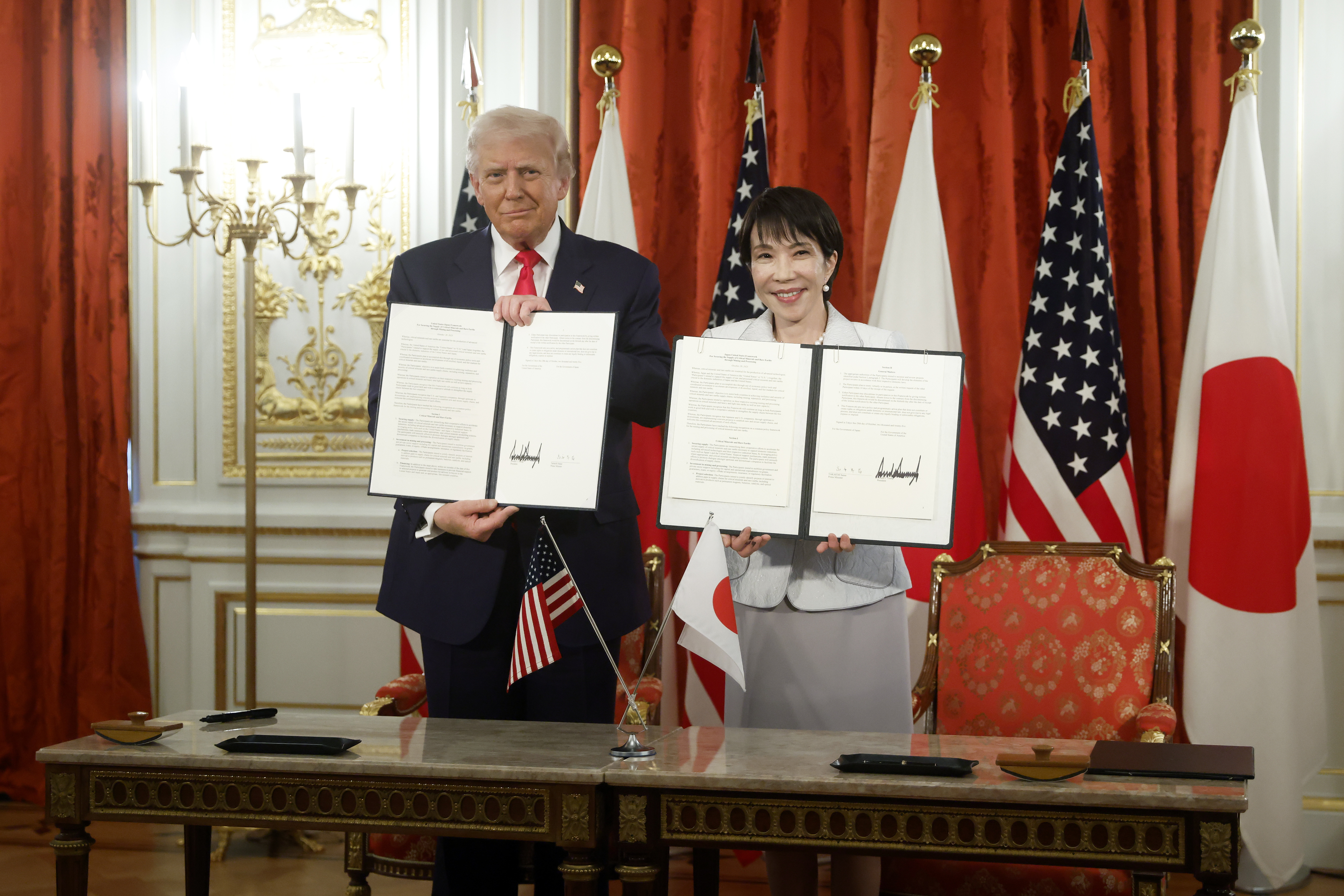 Gestos y apretones de manos: los momentos peculiares de la reunión entre Trump y Sanae Takaichi