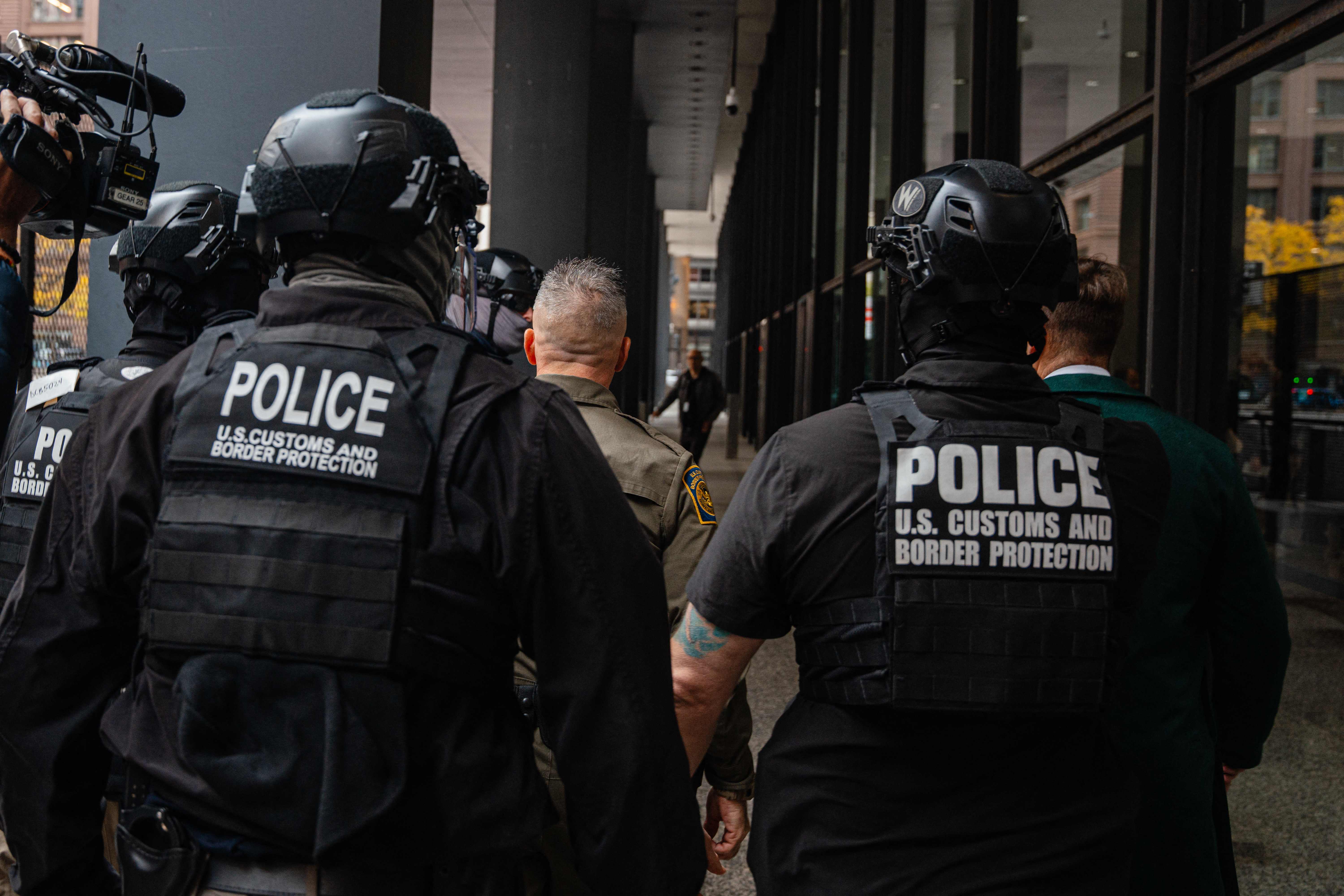 Buscan a hombre que disparó contra agentes migratorios durante operativo en Chicago