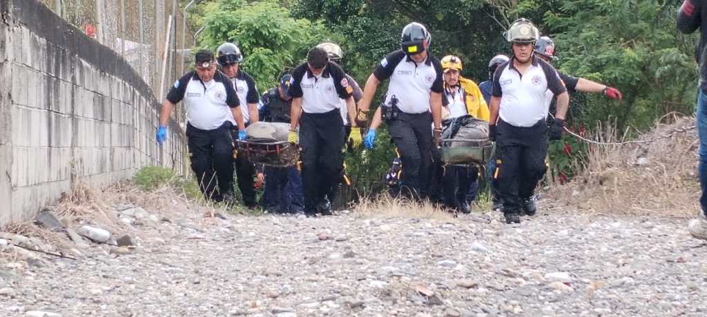 El 27 de octubre del 2025 los Bomberos Voluntarios extrajeron dos cadáveres y dos cabezas humanas de un río de la ruta al Atlántico. (Foto Prensa Libre: CVB)
