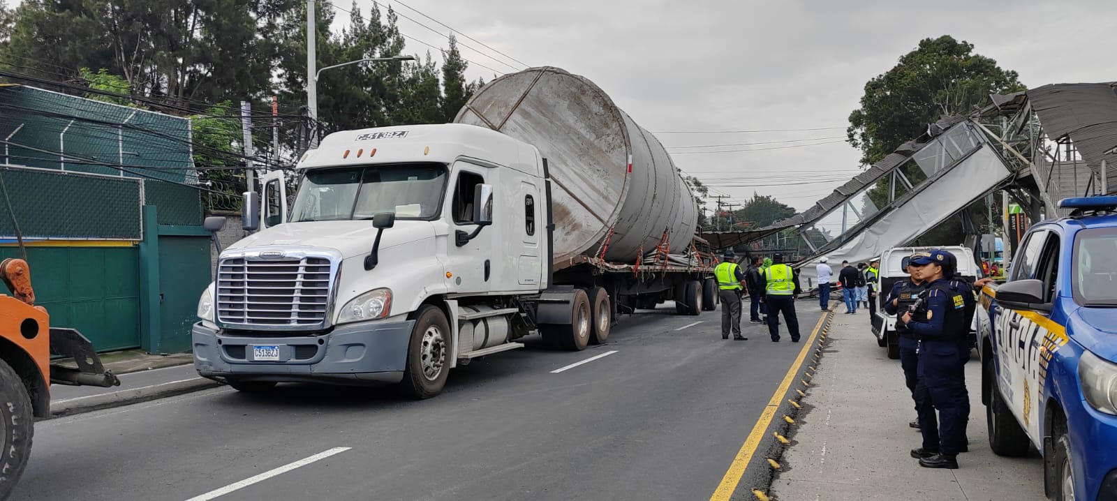  Personal municipal evalúa los daños tras el colapso de una pasarela en la calzada Raúl Aguilar Batres y 37 calle, zona 12 de Villa Nueva. (Foto Prensa Libre: Lot Álvarez) 