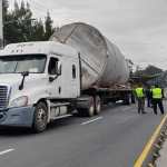 Personal municipal evalúa los daños tras el colapso de una pasarela en la calzada Raúl Aguilar Batres y 37 calle, zona 12 de Villa Nueva. (Foto Prensa Libre: Lot Álvarez)