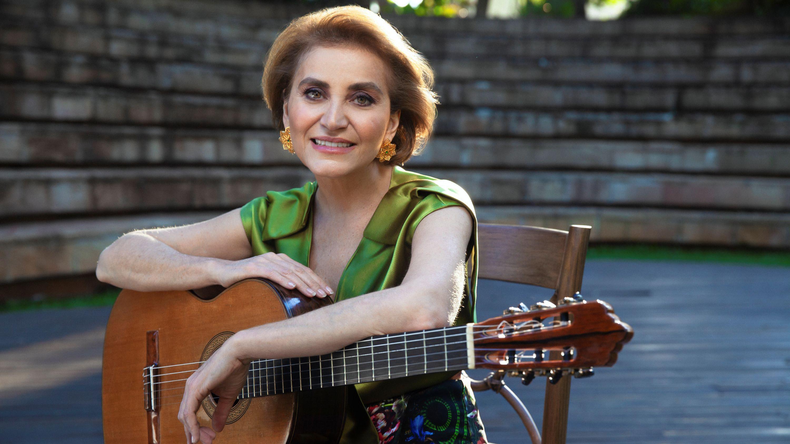 "Mis amigas no me dejaban ir a ninguna cita médica sola. Nada te hace tan fuerte contra el cáncer como el afecto": Berta Rojas, la artista que le dio el primer Latin Grammy a Paraguay tras superar el cáncer de mama