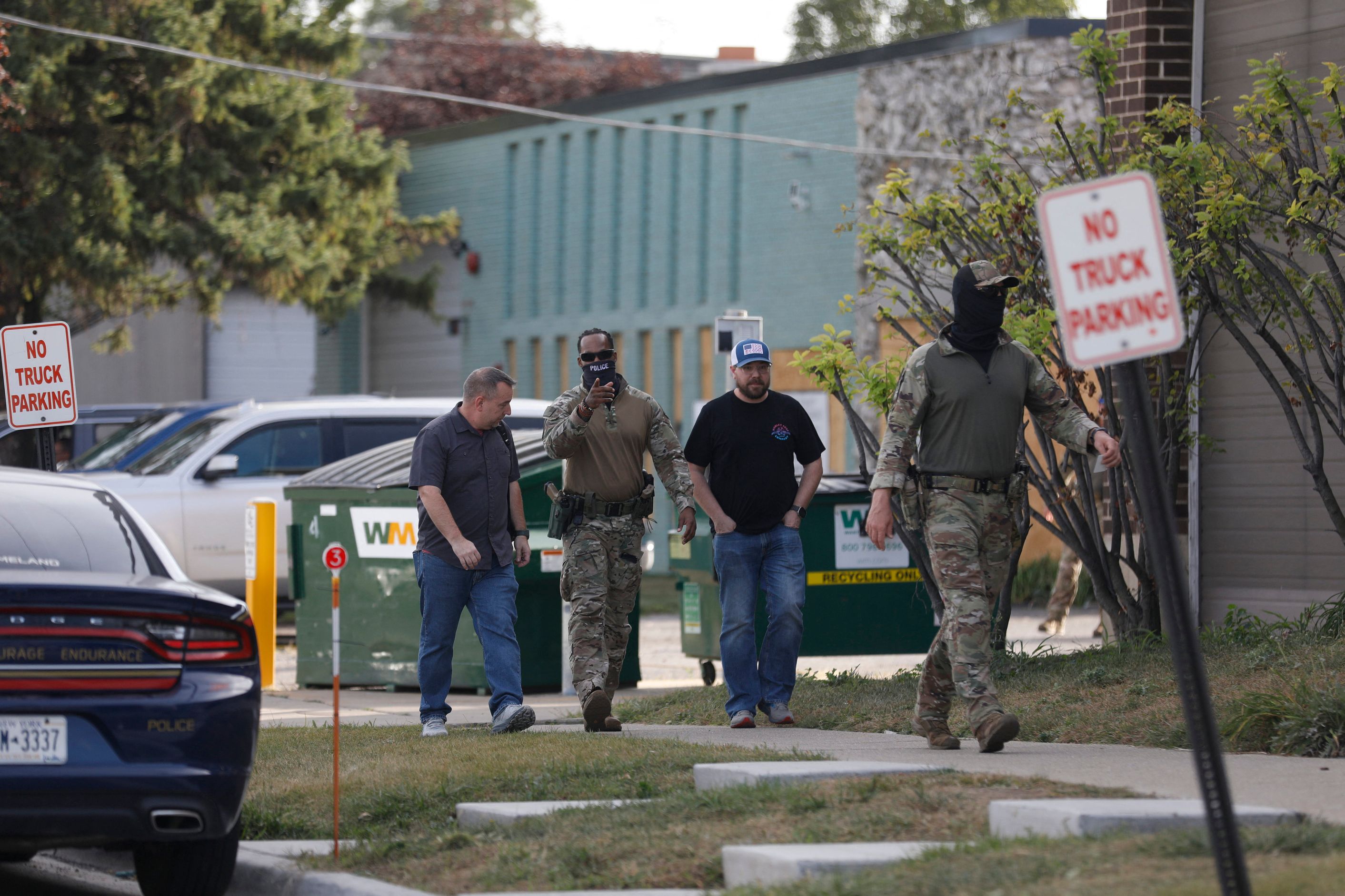Federal law enforcement officers enter an Immigration and Customs Enforcement (ICE) facility in Broadview, Illinois, on October 1, 2025. US President Donald Trump ordered increased federal law enforcement presence in Illinois and stepped-up immigration enforcement actions by the Department of Homeland Security. (Photo by OCTAVIO JONES / AFP)