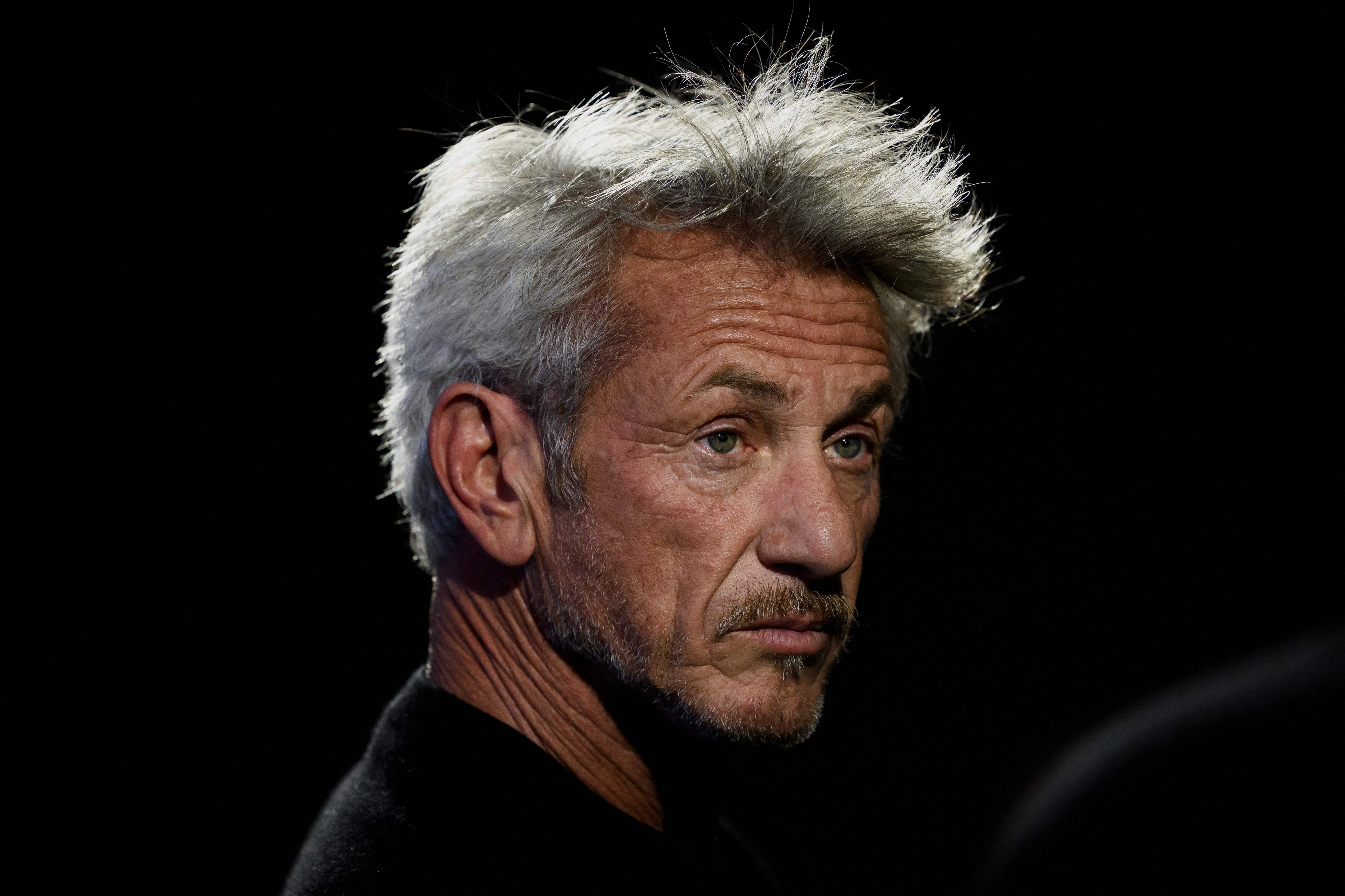 Una imagen de Sean Penn quien recibió un ecibió un Óscar simbólico hecho con el metal de un vagón de tren ucraniano dañado en un bombardeo ruso.  (Foto Prensa Libre: Hemeroteca PL/AFP)