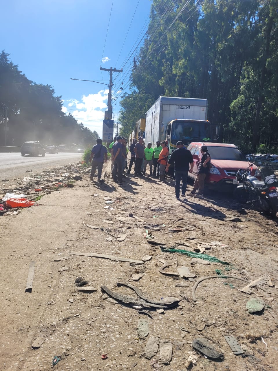 Recolectores de desechos en manifestación en el ingreso al vertedero de AMSA.