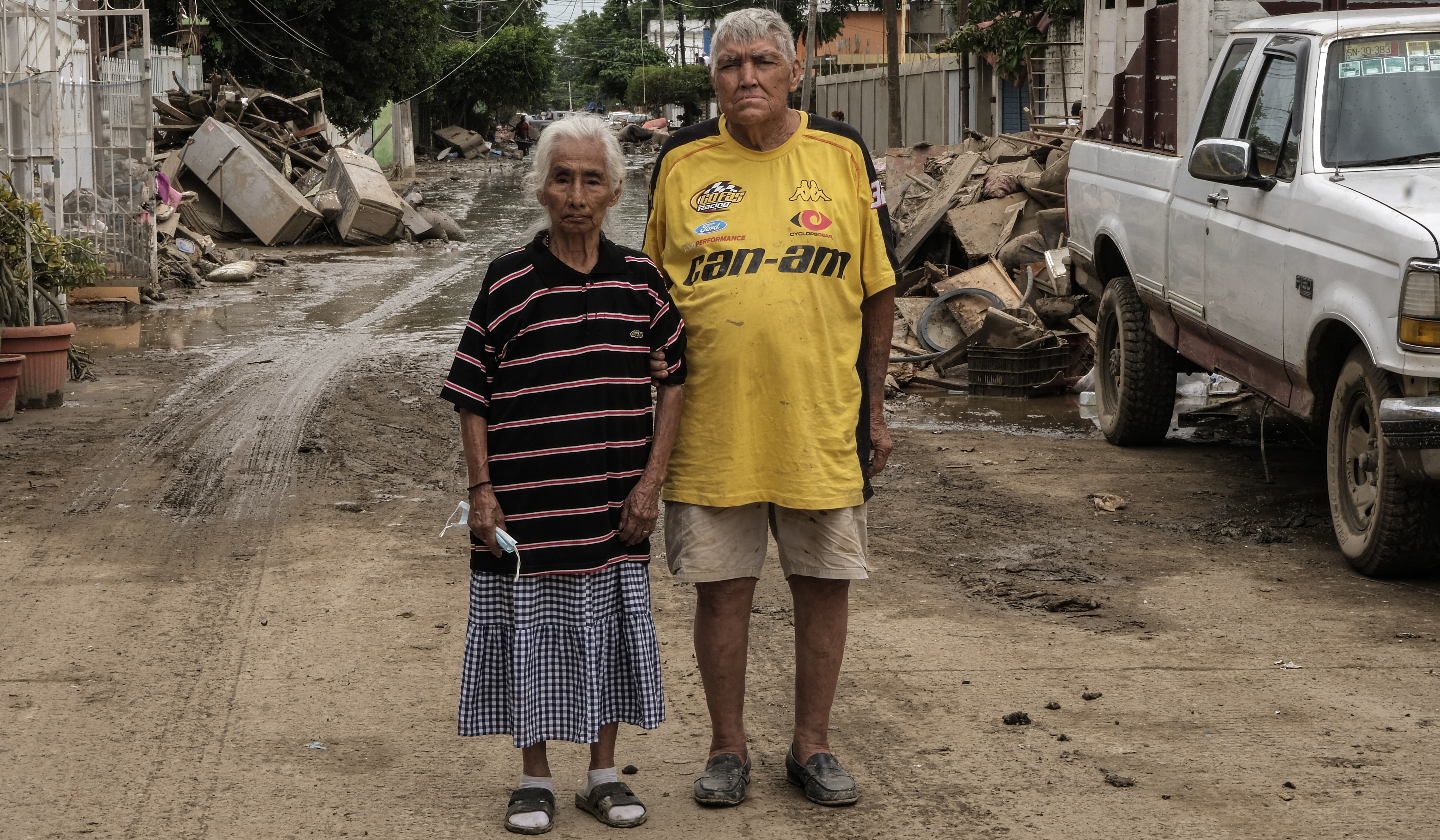 Hilario Reynosa y Elodia Reyes, sobrevivientes del desbordamiento del río Cazones, en una calle cubierta de escombros en Poza Rica. (Foto Prensa Libre: AFP)