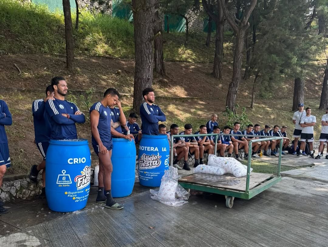 Aficionados de Comunicaciones visitan a los jugadores por la crisis que viven en el torneo arpetura