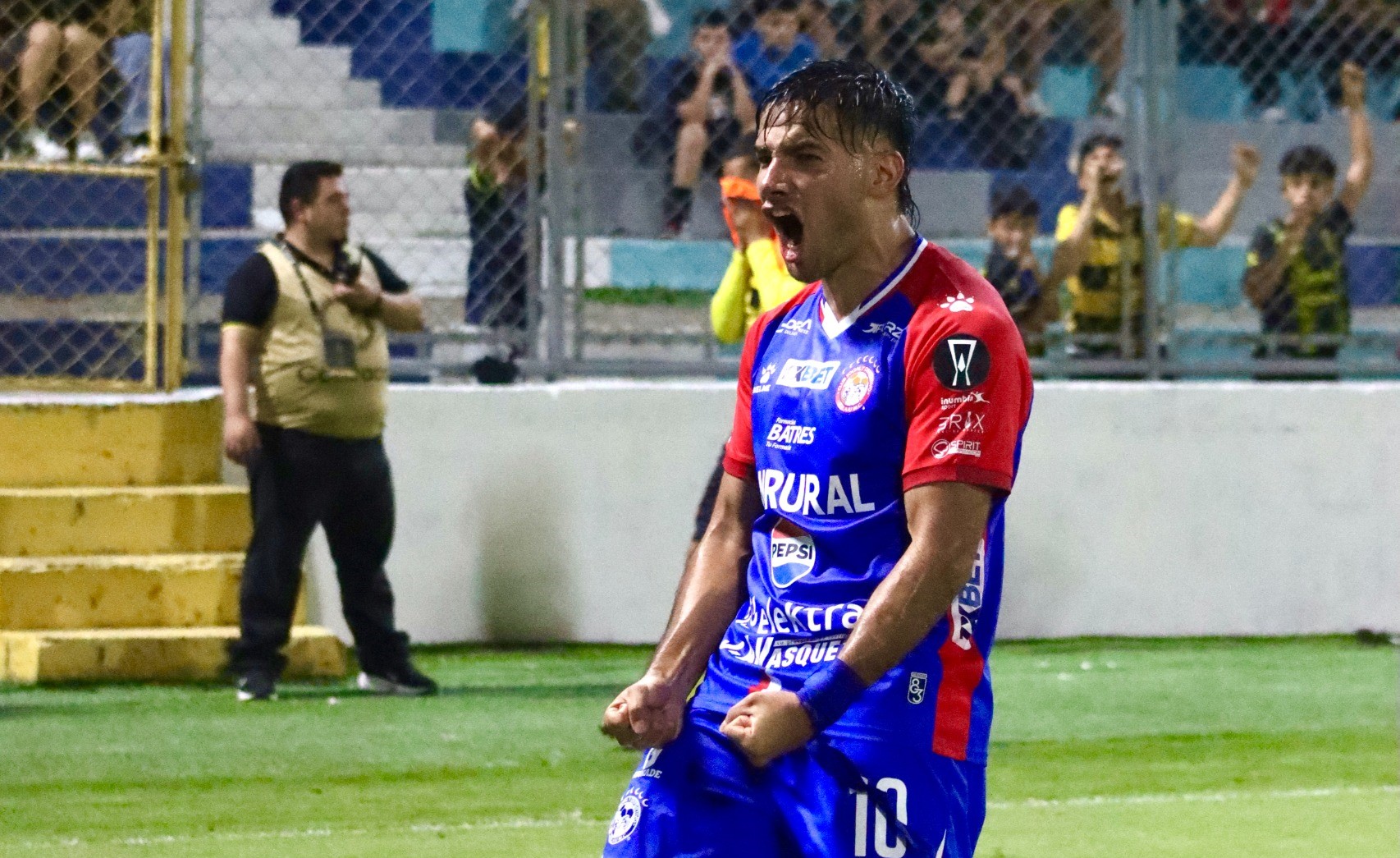 Antonio López, de Xelajú MC, celebra el gol ante Real España, en la ida de la Copa Centroamericana. (Foto cortesía EnanoGT).