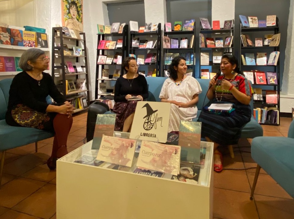 Aquelarre literario: noche de poesía y música en Ciudad de Guatemala