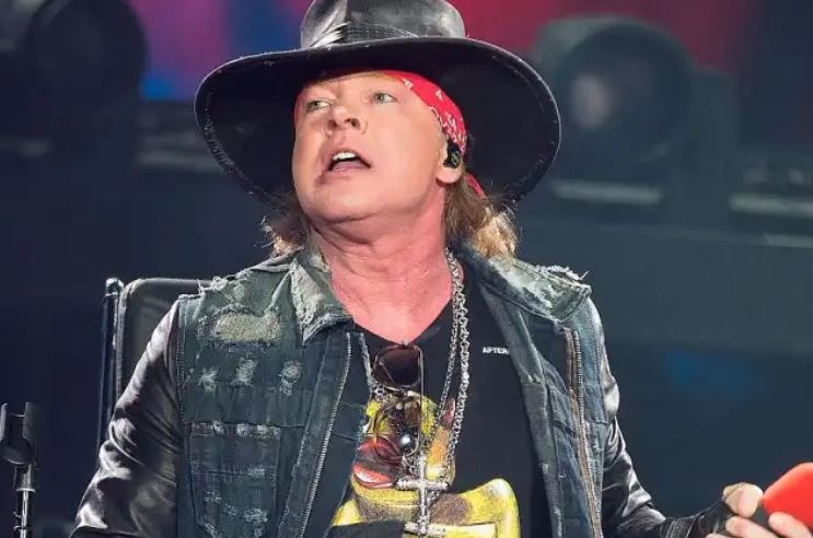 Axl Rose pierde el control y arremete contra la batería durante ...