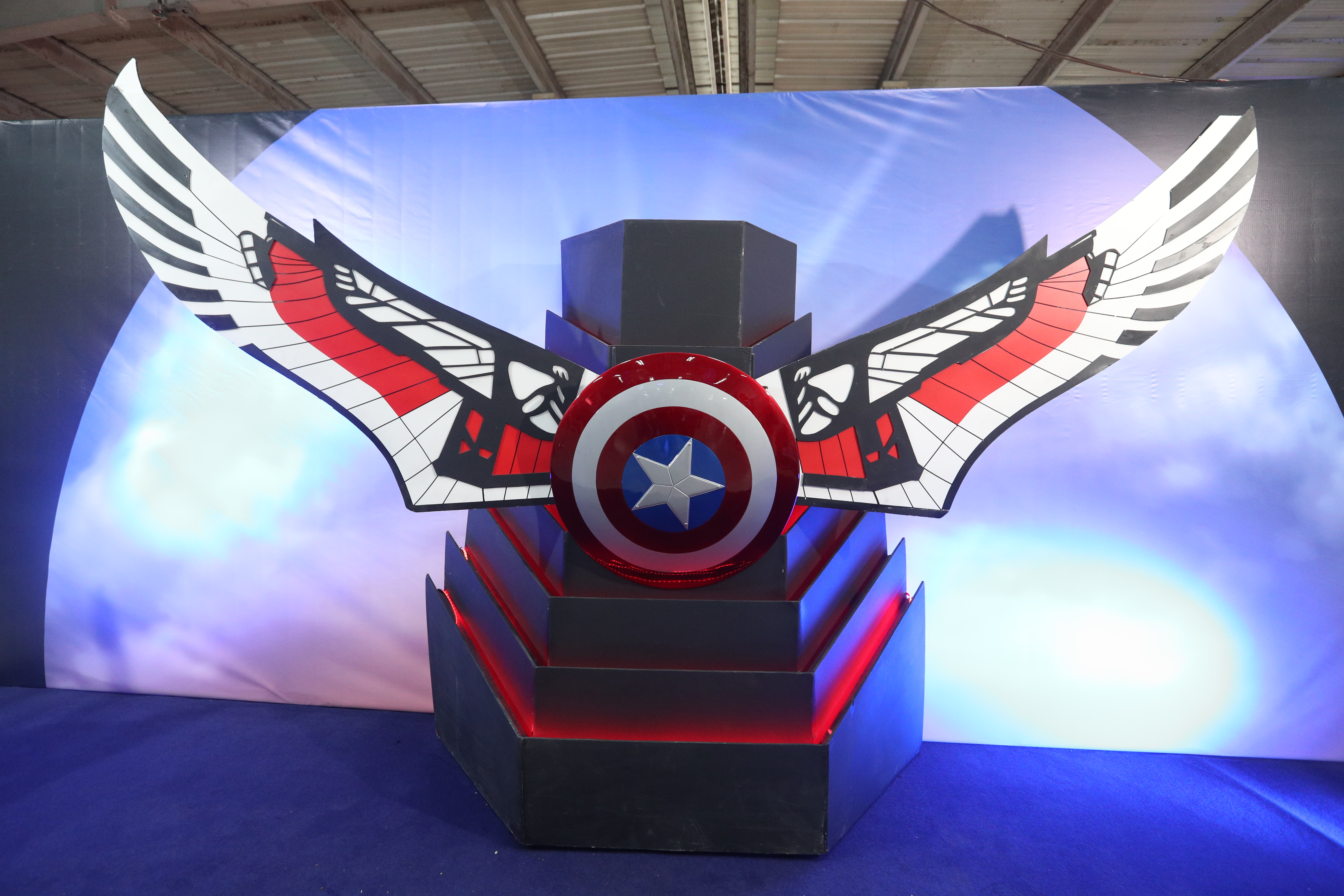 Escudos del Capitán América dieron la bienvenida y amenizaron la entrada a la Comic Con Guatemala. (Foto Prensa Libre: Byron Rivera Baiza).
