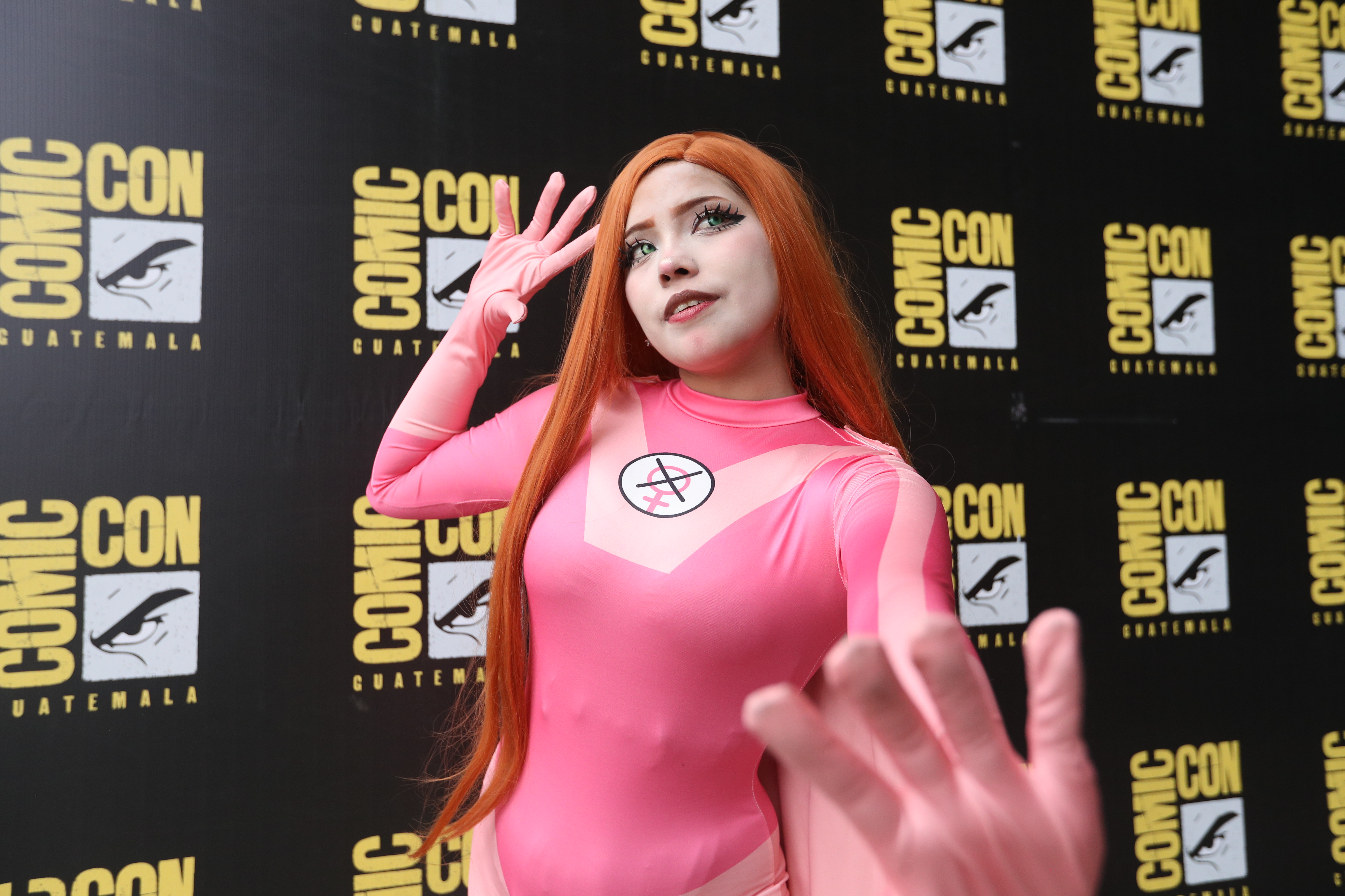 Los fanáticos posaron con sus trajes elaborados a mano para las cámaras.  (Foto Prensa Libre: Byron Rivera Baiza).