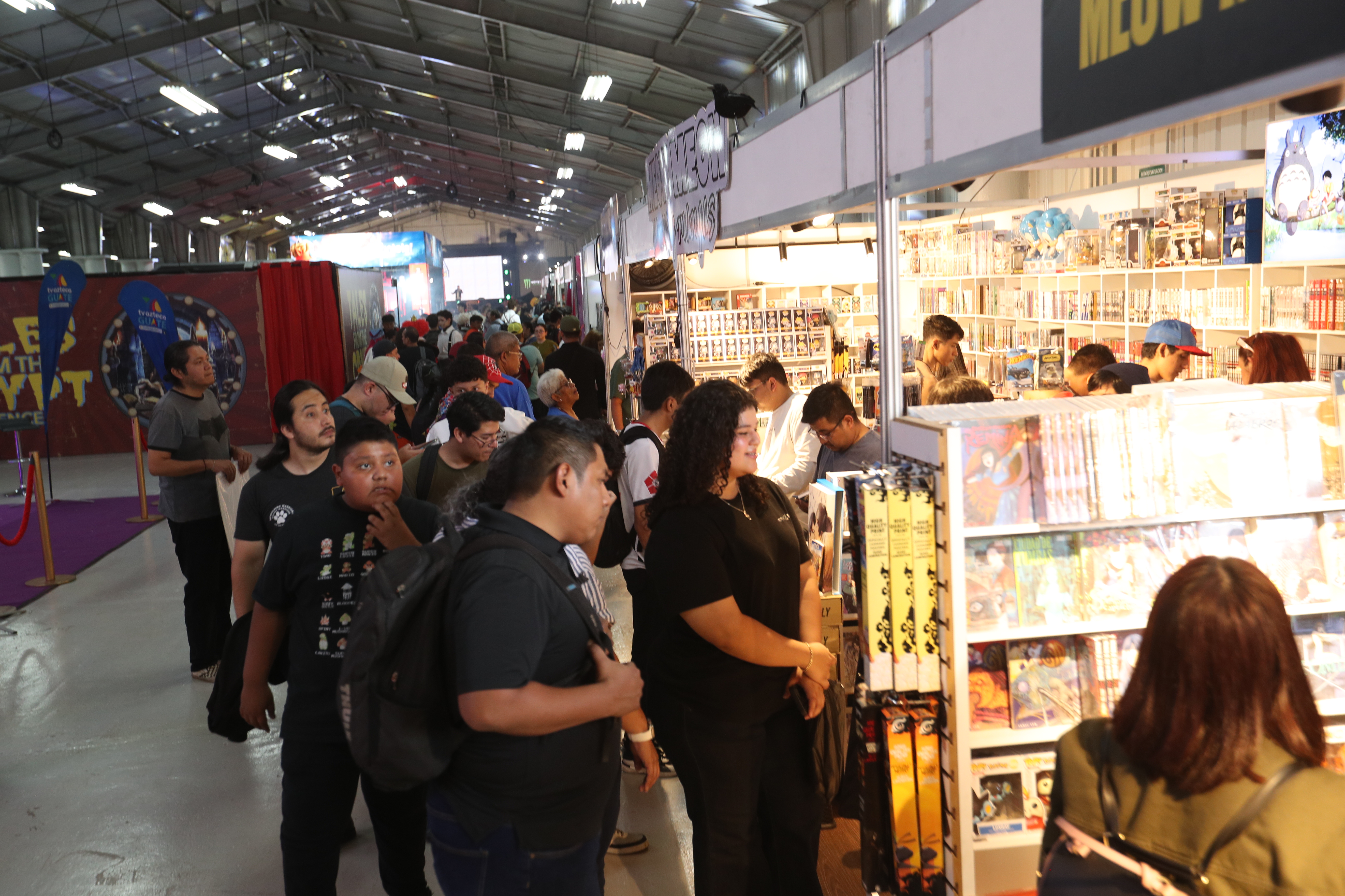 Los stands de anime atrajeron a cientos de jóvenes con coloridas mercancías.  (Foto Prensa Libre: Byron Rivera Baiza).