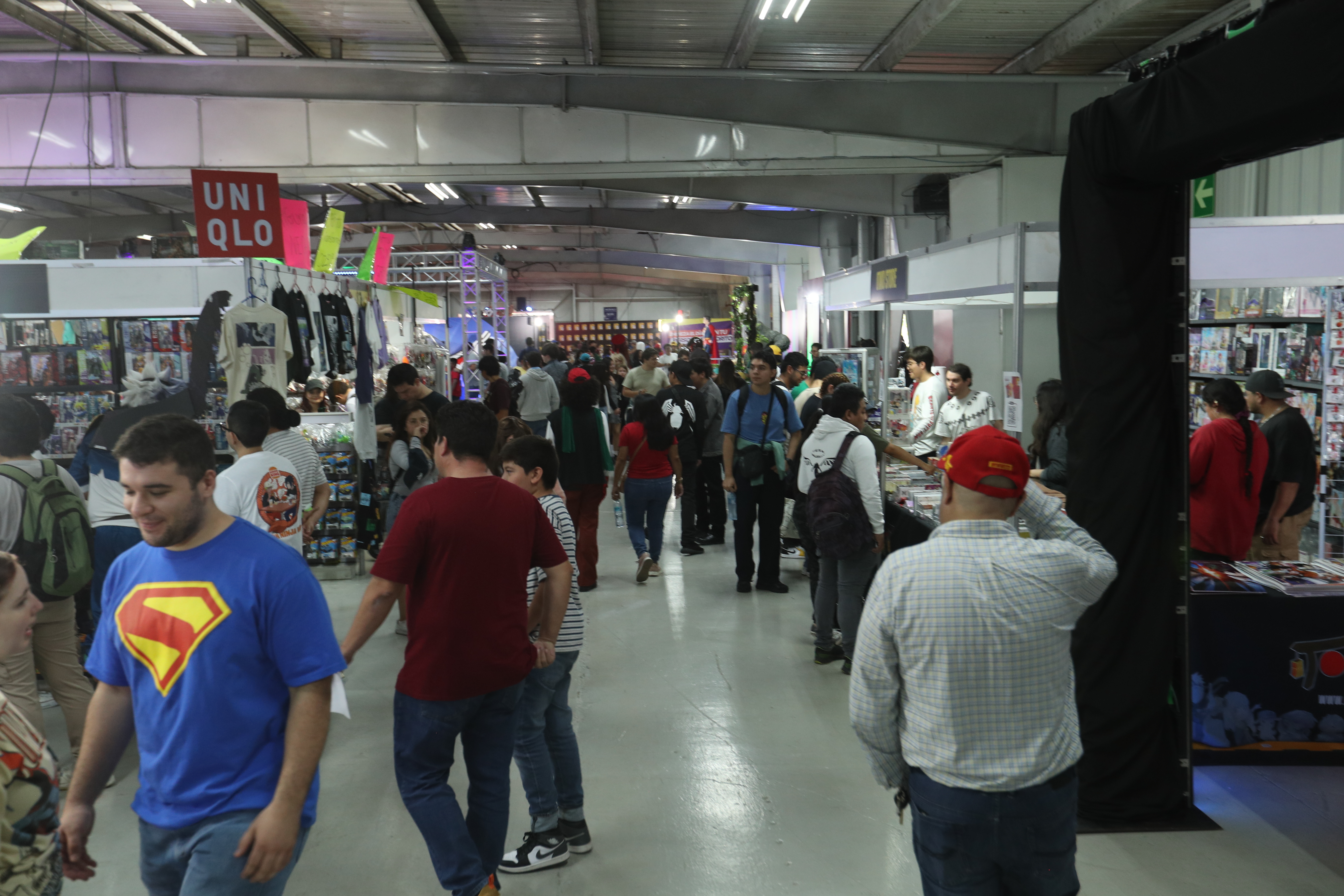 Los pasillos se llenaron de color y fantasía con cada uno de los asistentes. (Foto Prensa Libre: Byron Rivera Baiza).
