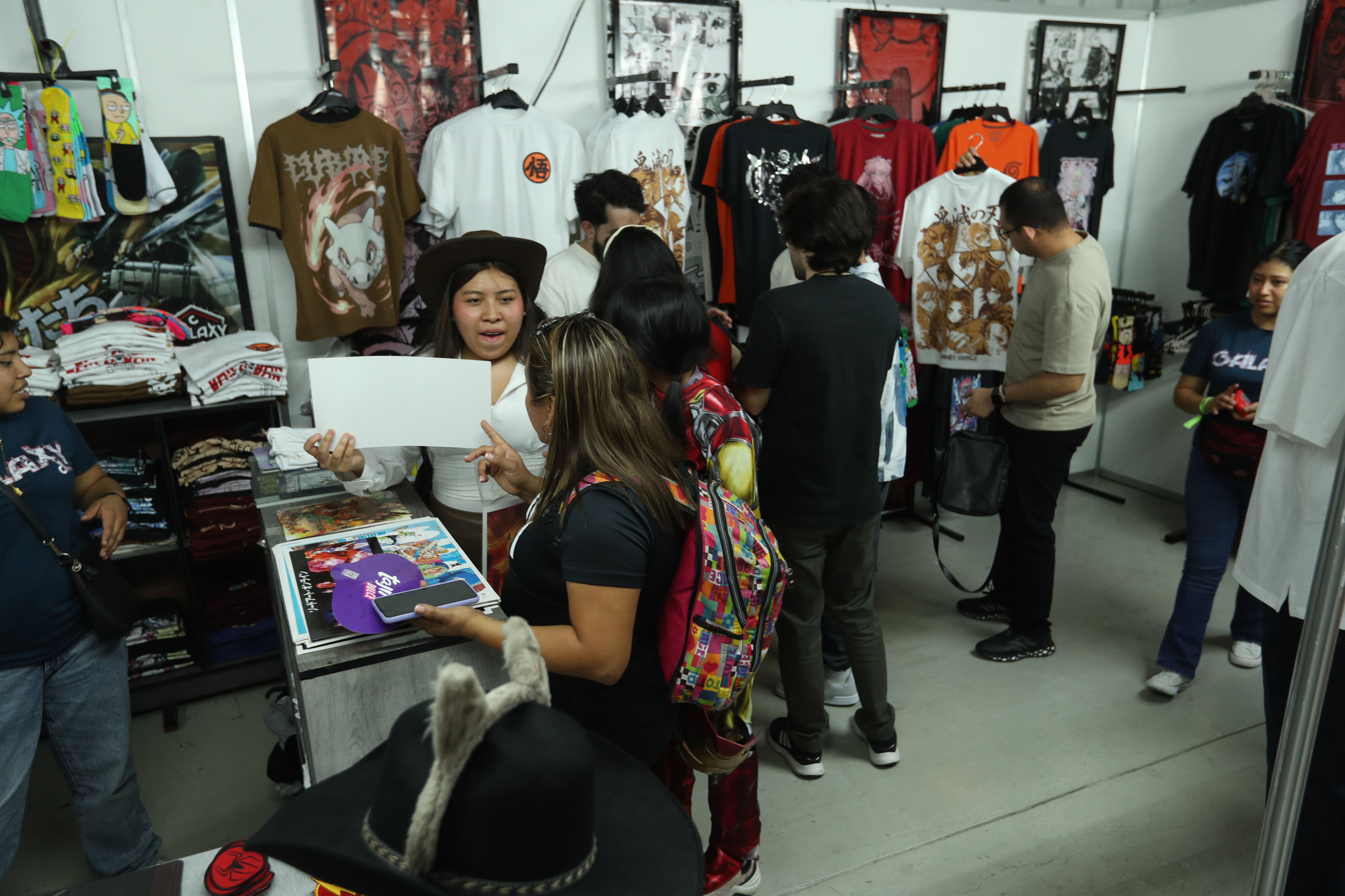 Fanáticos aprovecharon para adquirir productos exclusivos en los stands. (Foto Prensa Libre: Byron Rivera Baiza).
