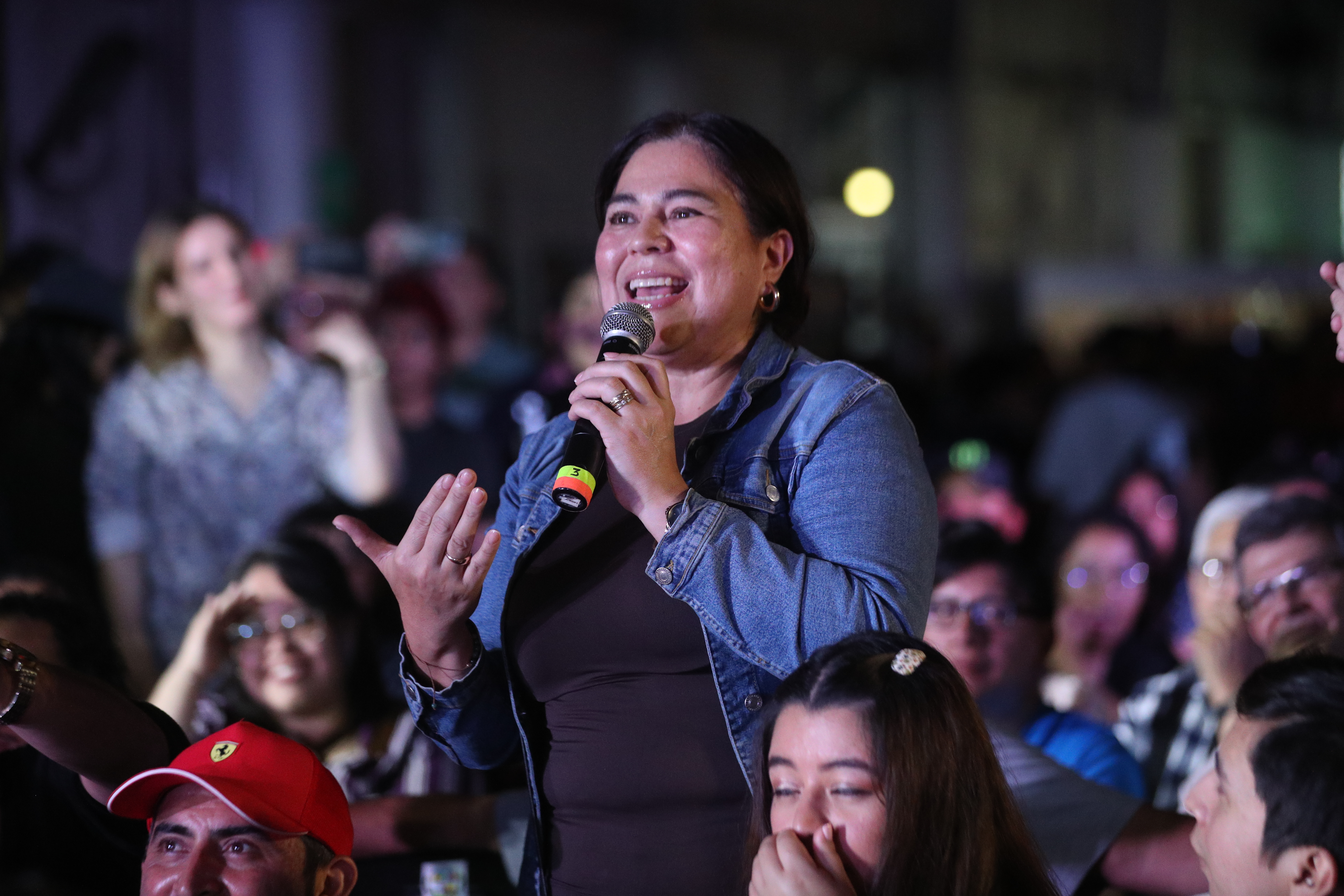 El público recibió con emoción a Carlos Villagrán, a quien muchos recuerdan con cariño por su papel de Quico en El Chavo del 8. (Foto Prensa Libre: Byron Rivera Baiza)