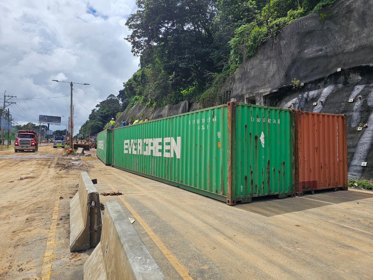 CONTENEDORES EN CAES. KM 24