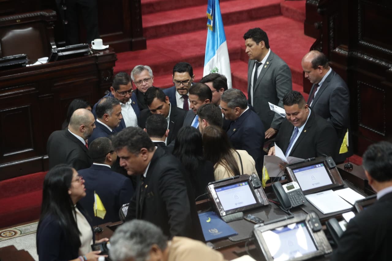 Diputados del Congreso de Guatemala durante la sesión en la que se discute la ley para endurecer penas contra las pandillas.