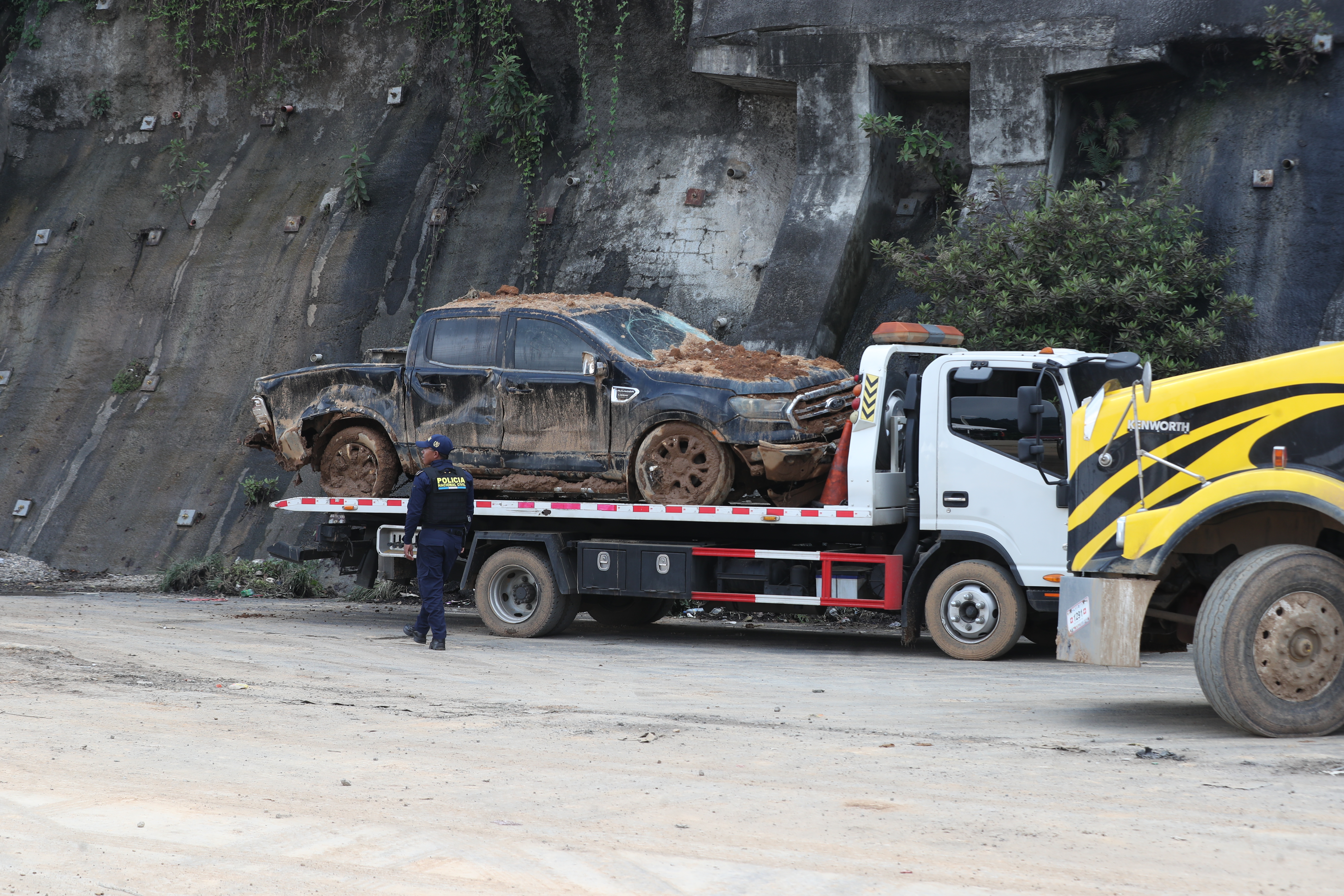 DERRUMBE EN CARRETERA A EL SALVADOR'