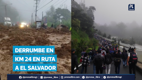 Un derrumbe de grandes proporciones bloqueó los cuatro carriles en el kilómetro 24 de la carretera a El Salvador, generando un colapso total del tránsito en la zona. La emergencia ha provocado extensas filas de vehículos y complicaciones en rutas alternas hacia Boca del Monte. Testigos relataron que un piloto de picop y otro de tráiler lograron escapar segundos antes de quedar soterrados por la tierra y los escombros. Cuerpos de socorro trabajan en la limpieza del lugar y evalúan el riesgo de nuevos desprendimientos. Autoridades recomiendan evitar el sector mientras continúan las labores para habilitar el paso. El derrumbe es una de las consecuencias más severas de las lluvias que azotan el país en los últimos días.