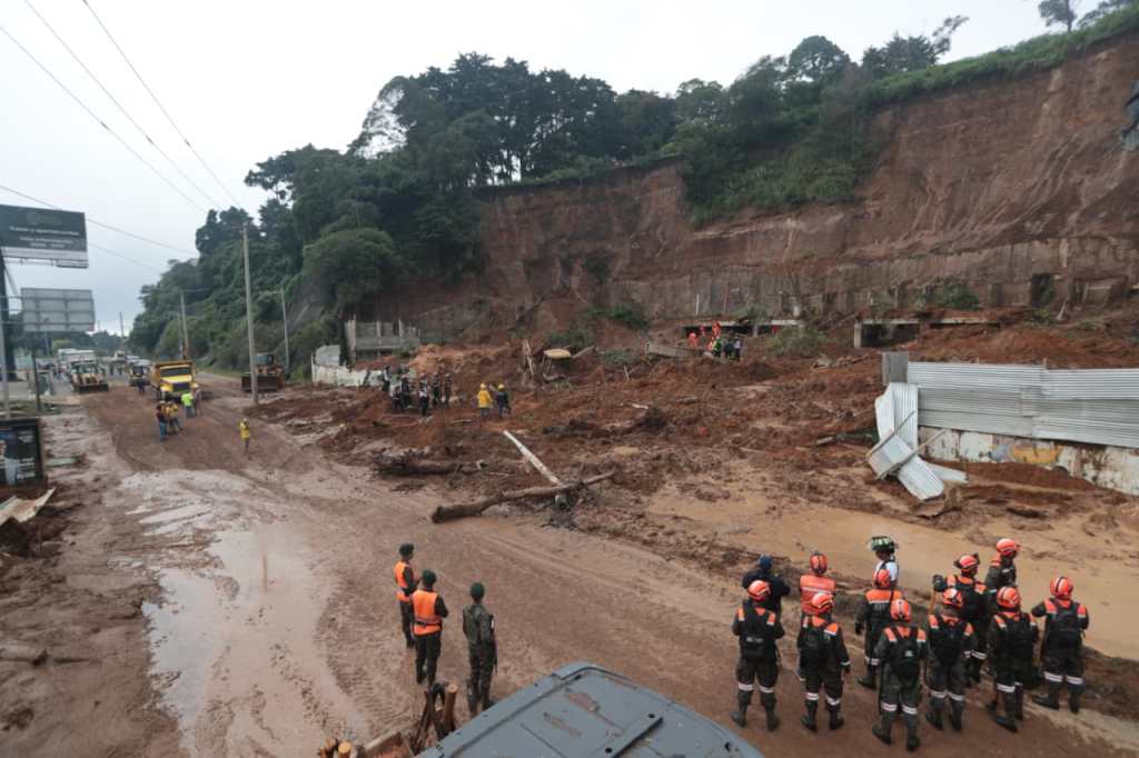 Derrumbe ruta a El Salvador