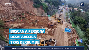 Un derrumbe de grandes proporciones en el kilómetro 24.5 de la carretera a El Salvador bloqueó los cuatro carriles y dejó una persona reportada como desaparecida. Los cuerpos de socorro mantienen los trabajos de búsqueda bajo condiciones adversas. Las lluvias de las últimas horas provocaron deslaves, inundaciones y socavamientos en distintos puntos del país, complicando la movilidad y elevando el riesgo de nuevos colapsos. Autoridades recomiendan precaución al transitar por rutas con antecedentes de deslizamientos, mientras continúan los esfuerzos por remover toneladas de tierra y confirmar la posible localización de la víctima.
