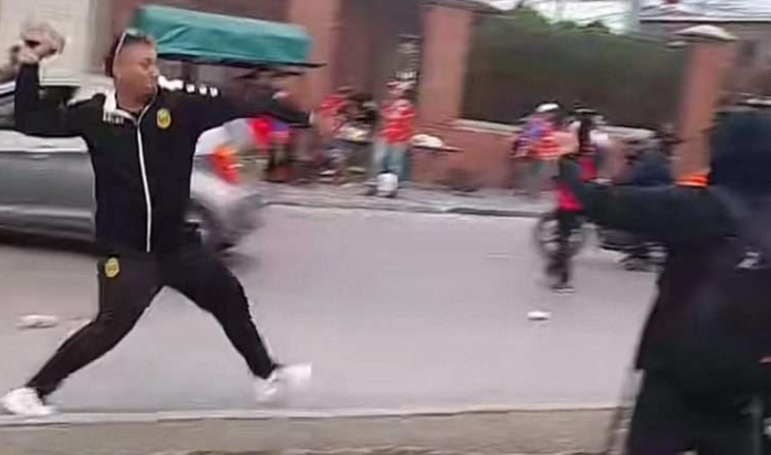 Supuestos aficionados de Xelajú MC y Real España se enfrentan a golpes afuera del estadio Cementos Progreso. (Foto Prensa Libre: La Red)