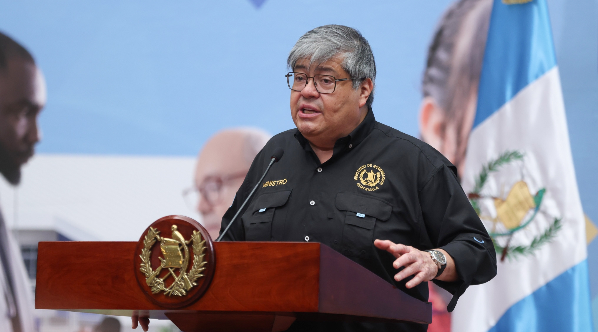 AME7683. CIUDAD DE GUATEMALA (GUATEMALA), 13/10/2025.- El ministro de Gobernación (Interior) de Guatemala, Francisco Jiménez, habla en una rueda de prensa este lunes, en el Palacio Nacional de la Cultura en Ciudad de Guatemala (Guatemala). Jiménez ofreció una recompensa de casi 20.000 dólares por la captura de cada uno de los 20 pandilleros del 'Barrio 18' que se fugaron de una cárcel, toda vez que aseguró que no renunciará a su cargo. EFE/ Mariano Macz