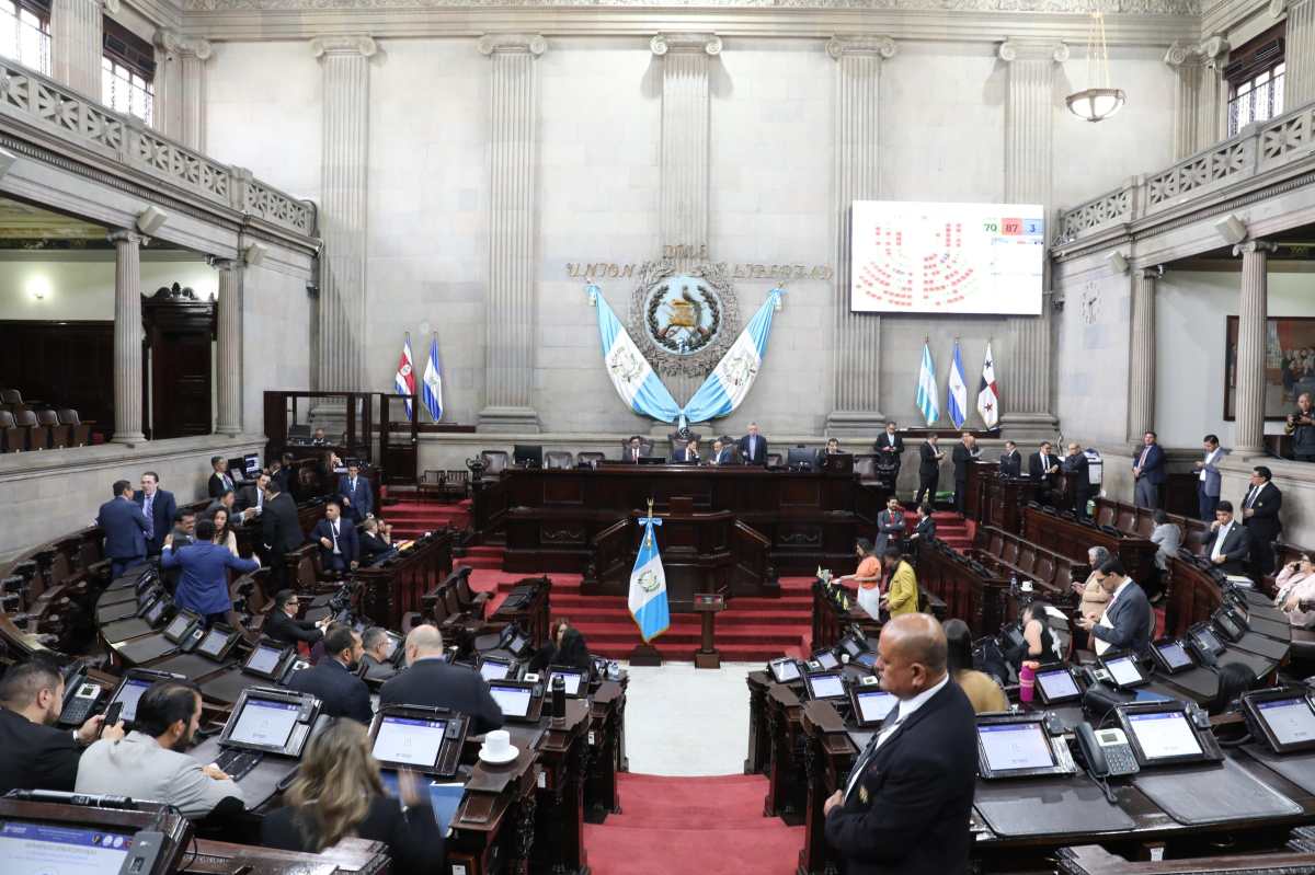 El presidente del Congreso, Nery Ramos, levanta la sesión antes de que se vote la moción para incluir la elección del primer secretario. (Foto Prensa Libre: @CongresoGuate)