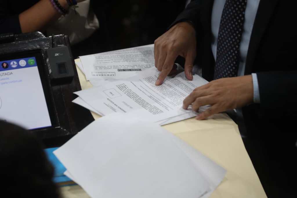 Hojas de la iniciativa de ley y las enmiendas presentadas durante la sesión del Congreso de Guatemala la noche del martes 14 de octubre.
