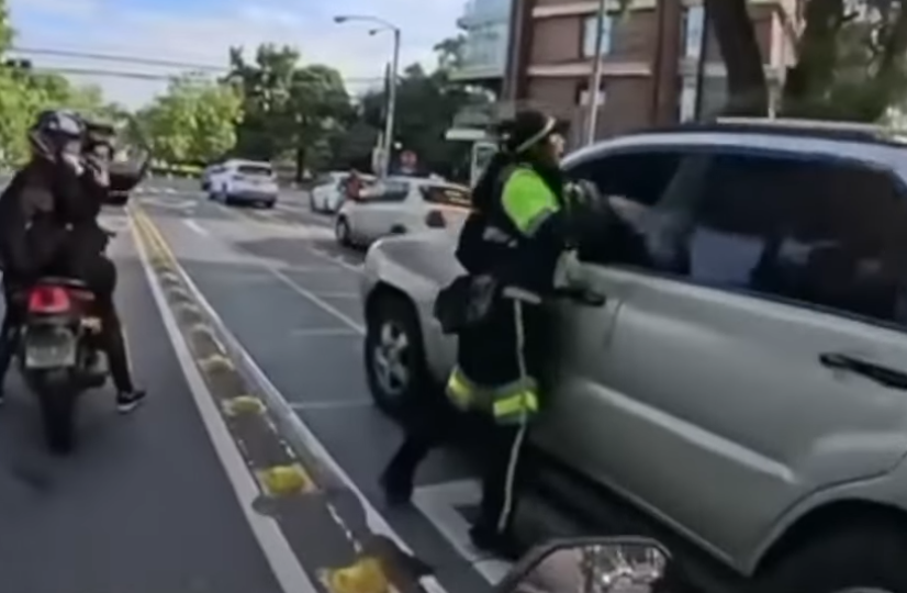 Graban percance de conductora que se desplazó con una agente de la PMT sujeta al vehículo