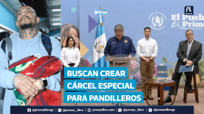 El presidente Bernardo Arévalo anunció un conjunto de reformas para combatir la delincuencia y el crimen organizado. Entre ellas, la creación de una ley antipandillas, penas más severas por extorsión y la construcción de una cárcel de máxima seguridad para pandilleros. El mandatario explicó que estas medidas buscan “dar golpes claros al crimen organizado” y devolver la tranquilidad a las familias guatemaltecas. La propuesta también incluye eliminar medidas sustitutivas para delitos de extorsión y endurecer la persecución penal. El ministro de Gobernación, Francisco Jiménez, y la viceministra de Antinarcóticos, Claudia Palencia, detallaron que el nuevo sistema penitenciario contará con vigilancia tecnológica avanzada para impedir que los reclusos sigan delinquiendo desde prisión.
