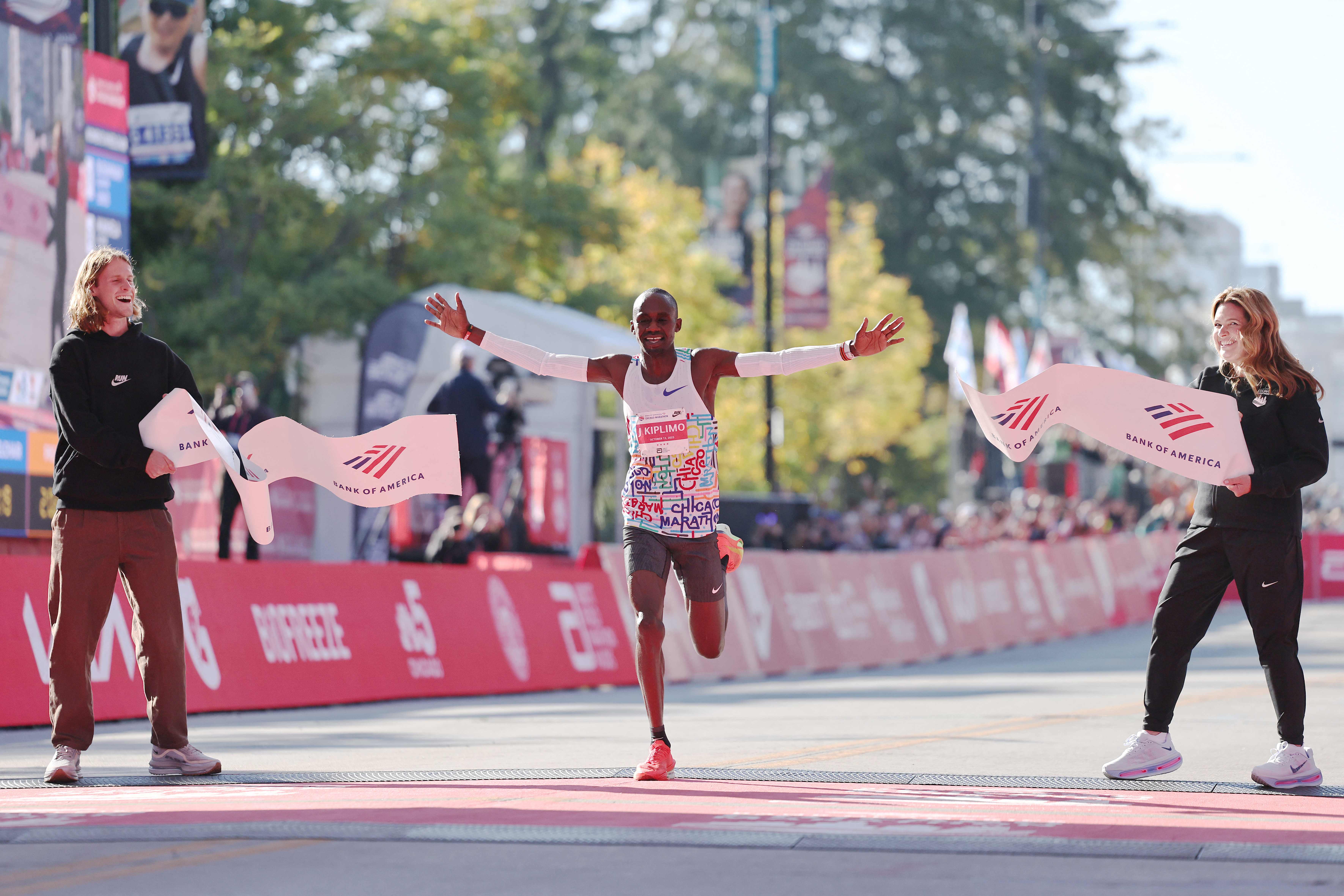 Jacob Kiplimo, de Uganda, festeja su triunfo en la Maratón de Chicago, Estados Unidos. (Foto Prensa Libre: AFP)'