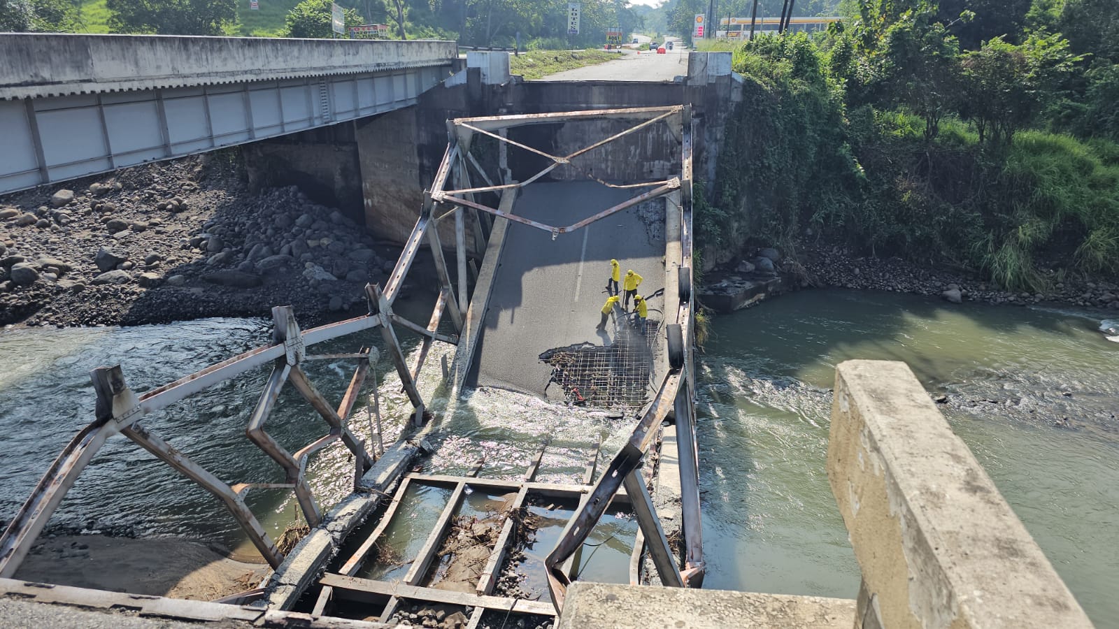 Tragedia en puente Mocá: hallan sin vida a menor de 1 año y un hombre continúa desaparecido