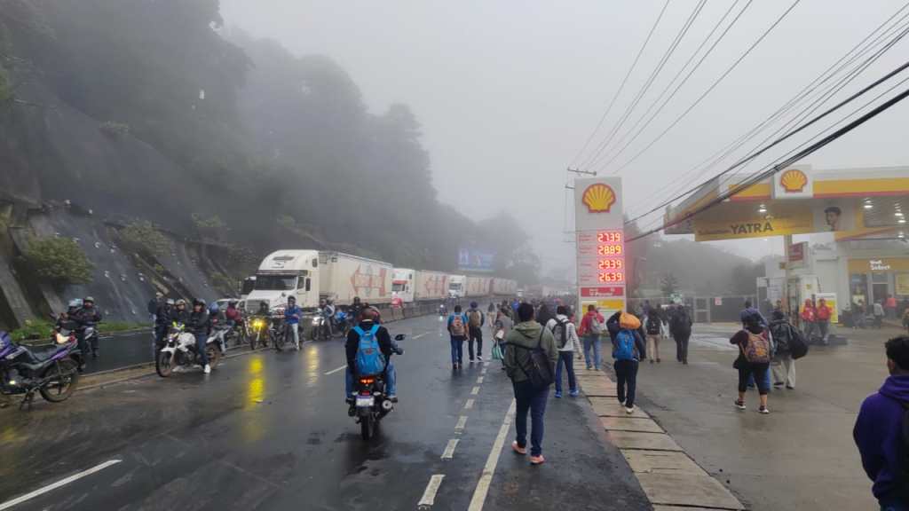 Persona caminando por la carretera bloqueada en Fraijanes.