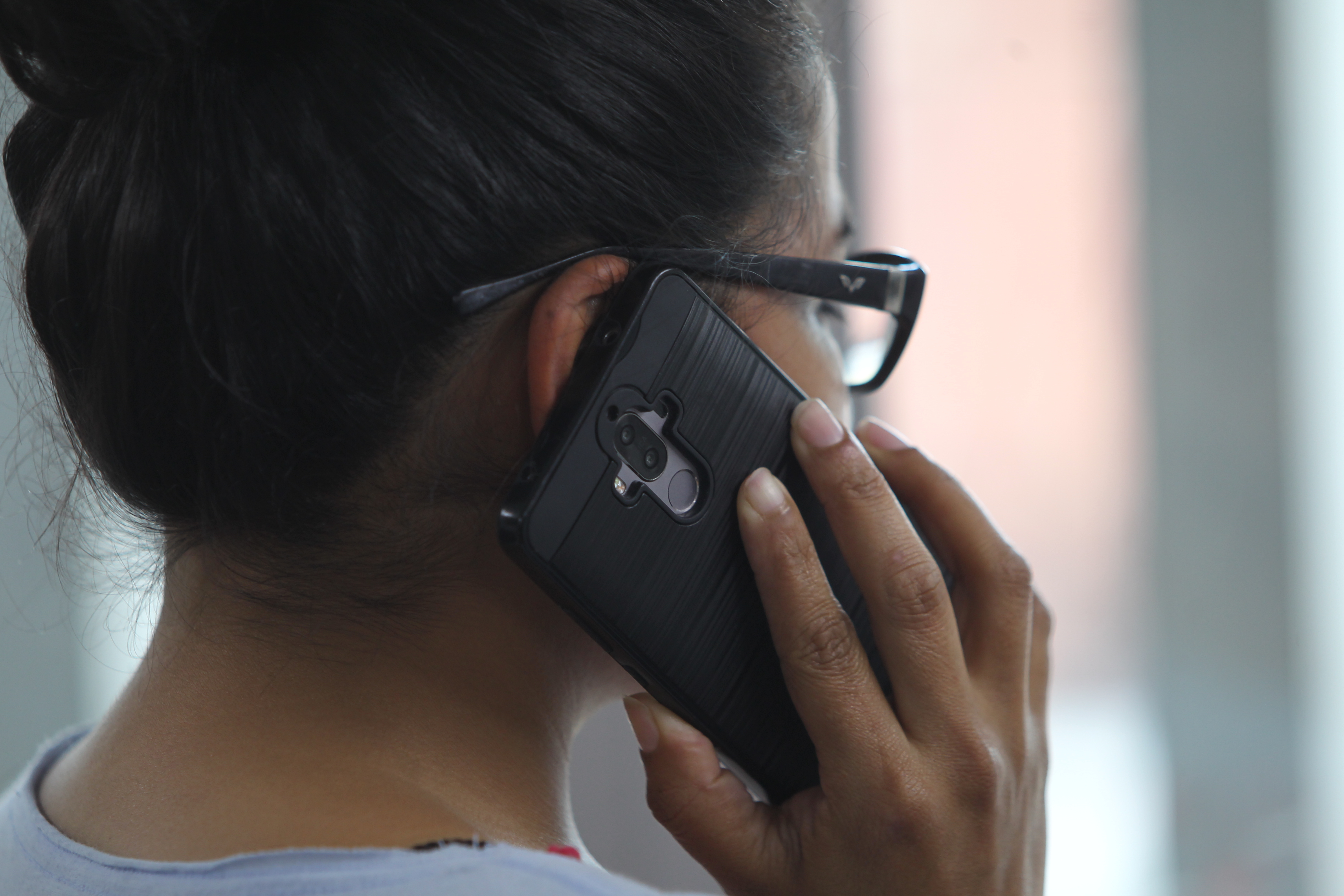 Usuario sostiene un teléfono móvil, representando la portabilidad numérica en Guatemala.