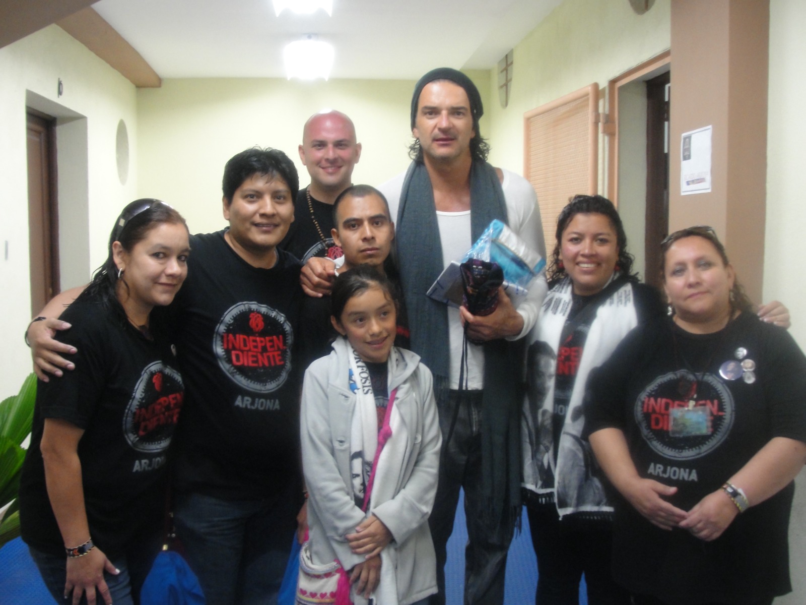 “Tú fuiste la que me regaló el sombrero de Esquipulas”: las anécdotas nunca antes contadas de fans de Arjona que lo han seguido desde hace más de 30 años