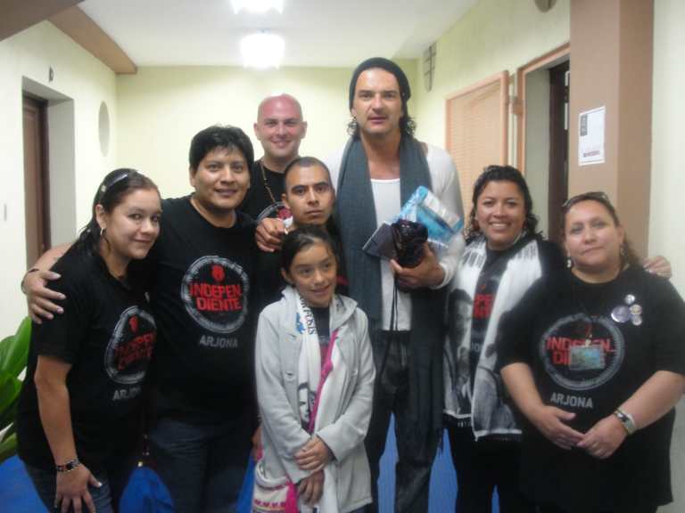 “Tú fuiste la que me regaló el sombrero de Esquipulas”: las anécdotas nunca antes contadas de fans de Arjona que lo han seguido desde hace más de 3