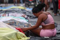ATENCIÓN EDITORES: CONTENIDO GRÁFICO EXPLICITO ACOMPAÑA CRÓNICA: BRASIL DROGAS AME3085. RÍO DE JANEIRO (BRASIL), 29/10/2025.- Una mujer llora frente a un cuerpo sin vida en una calle este miércoles, en Río de Janeiro (Brasil). El megaoperativo del martes, en el que participaron 2.500 agentes, tenía como objetivo detener a cabecillas del Comando Vermelho, una de las organizaciones criminales mas antiguas y peligrosas de Rio. EFE/ André Coelho
