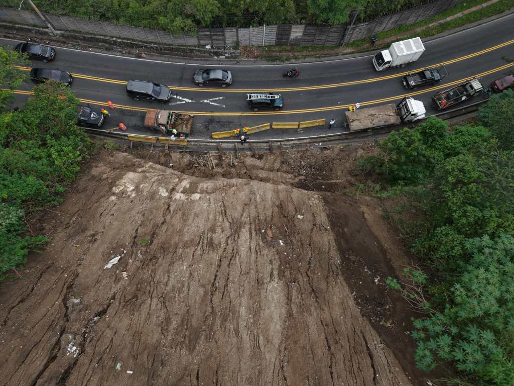 Dron muestra a los trabajadores moviendo materiales en la parte baja de la ladera en Boca del Monte.