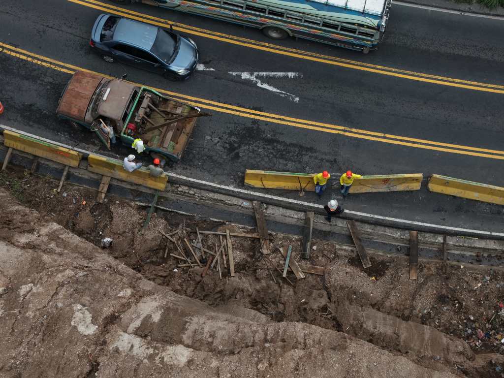 Vista aérea de brigadas trabajando en el talud en el km 11.5 de la ruta Hincapié–Boca del Monte.