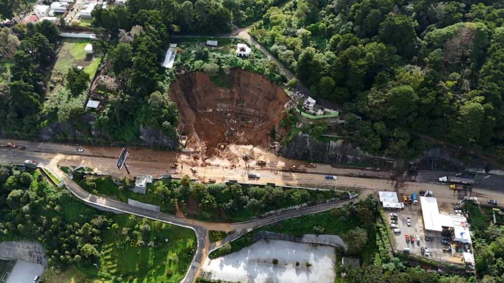 Vista aérea del punto exacto del derrumbe en el kilómetro 24 de la Carretera a El Salvador, donde la ladera colapsó sobre ambos carriles.